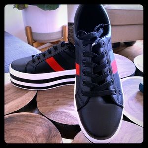 Size 9 trendy sneakers